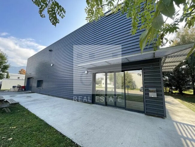 Plus de détails pour Local d’activités à vendre