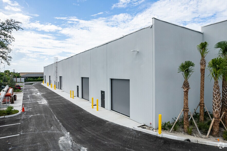 6100 Shirley St, Naples, FL à louer - Photo de l’immeuble – Image 3 sur 4