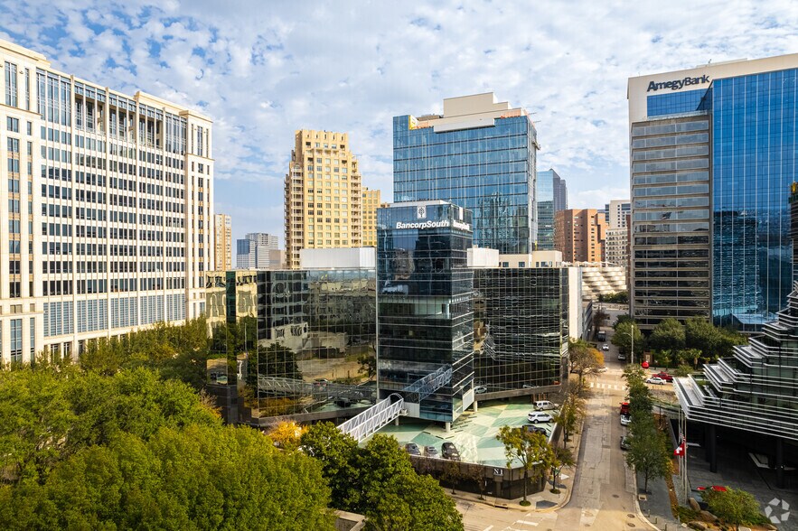 2651 N Harwood St, Dallas, TX à louer - Photo de l’immeuble – Image 2 sur 10