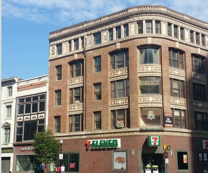 100 W Lexington St, Baltimore, MD à louer Photo principale– Image 1 sur 2