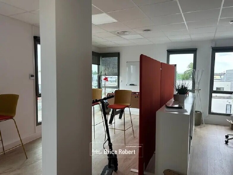 Bureau dans Chassieu à vendre - Photo de l’immeuble – Image 3 sur 4