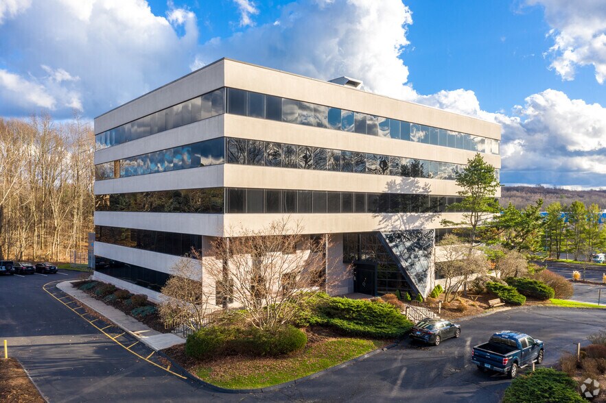 609 W Johnson Ave, Cheshire, CT à louer - Photo principale – Image 1 sur 52