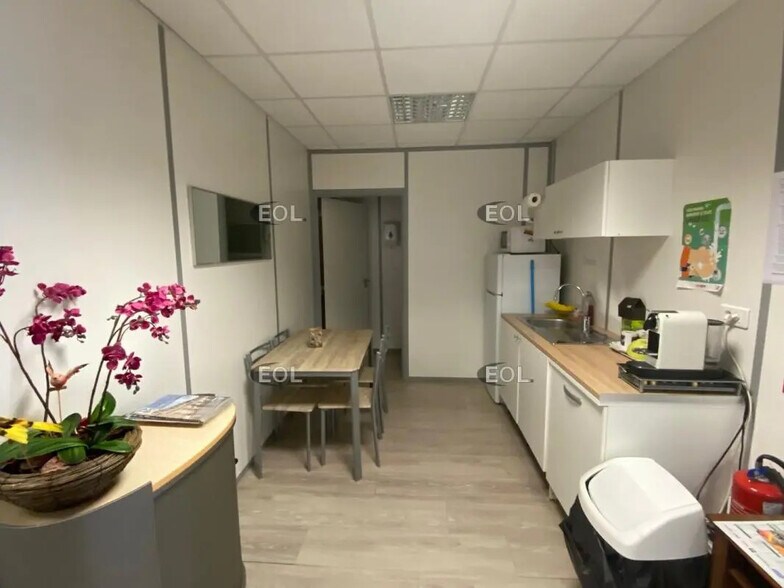 Local d’activités dans Gardanne à louer - Photo de l’immeuble – Image 2 sur 5