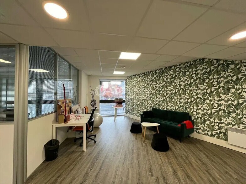 Bureau dans Montigny-le-Bretonneux à louer - Photo intérieure – Image 3 sur 7