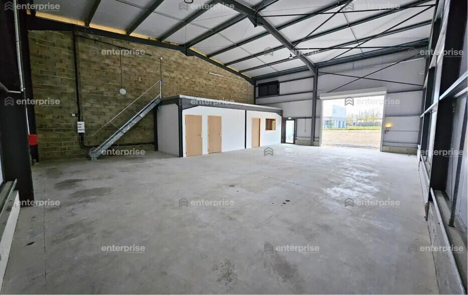 Local d’activités dans Breuil-le-Sec à louer - Photo de l’immeuble – Image 2 sur 5