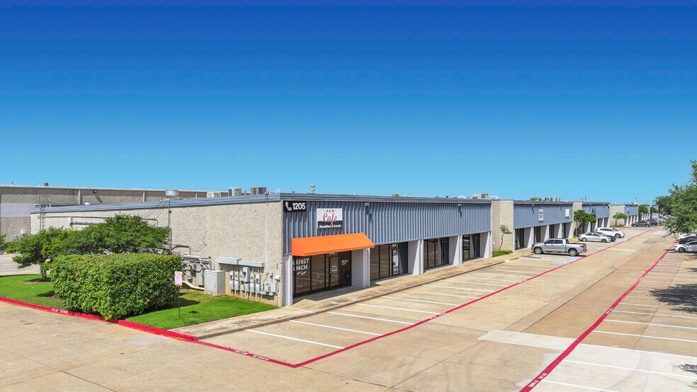 1205 W Carrier Pky, Grand Prairie, TX à louer - Photo de l’immeuble – Image 2 sur 20