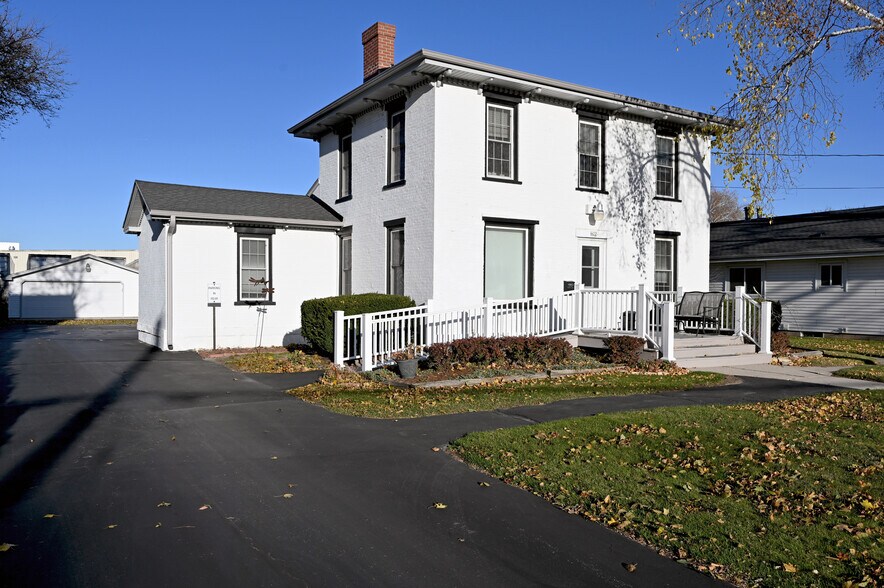 422 Summit Ave, Oconomowoc, WI à louer - Photo principale – Image 1 sur 4