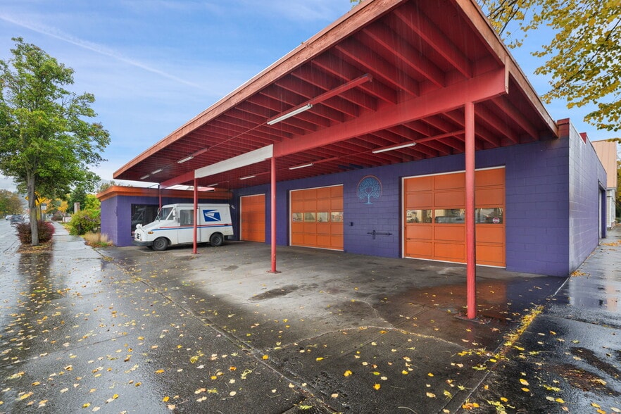 209 S Sequim Ave, Sequim, WA à louer - Photo de l’immeuble – Image 1 sur 36