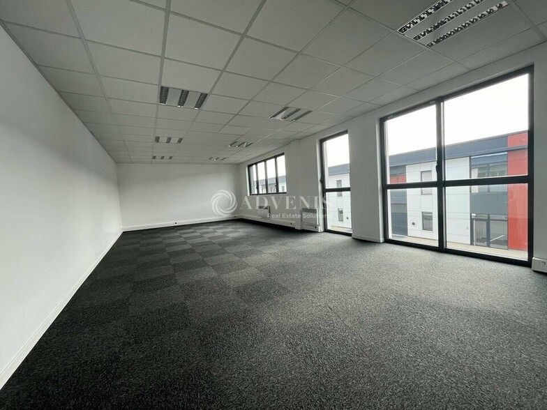555 Avenue Marguerite Perey, Lieusaint à louer - Photo intérieure – Image 3 sur 7