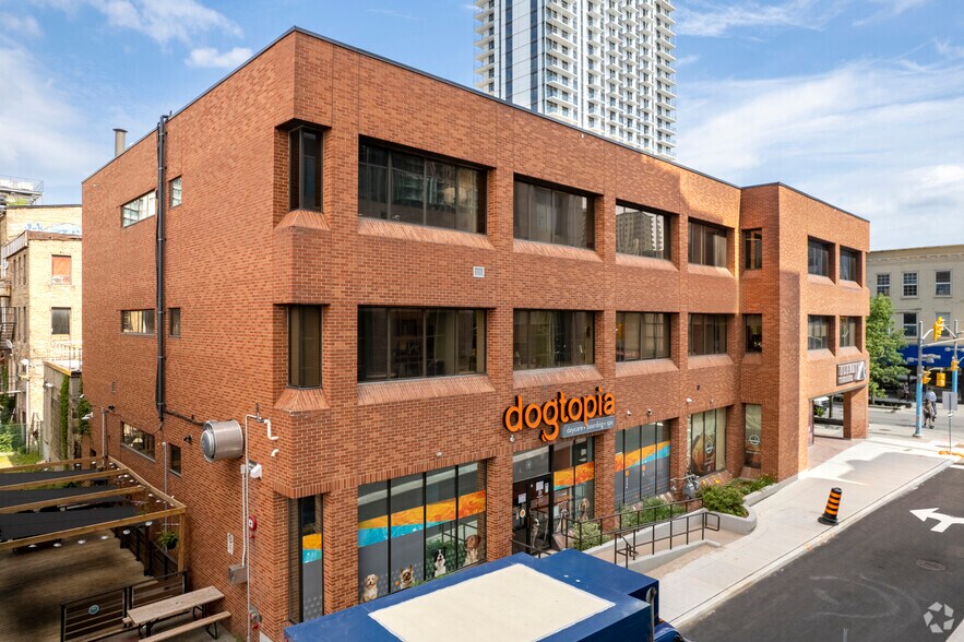 73 King St W, Kitchener, ON à vendre - Photo de l’immeuble – Image 2 sur 4