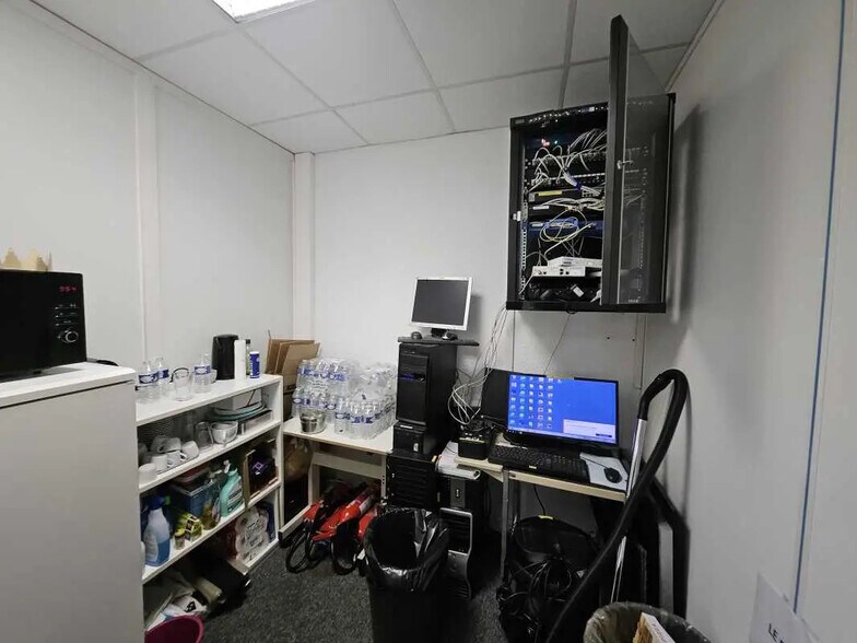 Bureau dans Meyreuil à louer - Photo de l’immeuble – Image 3 sur 6