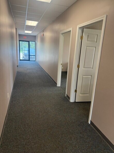 1041 N Royal Ave, Evansville, IN à louer - Photo de l’immeuble – Image 3 sur 10