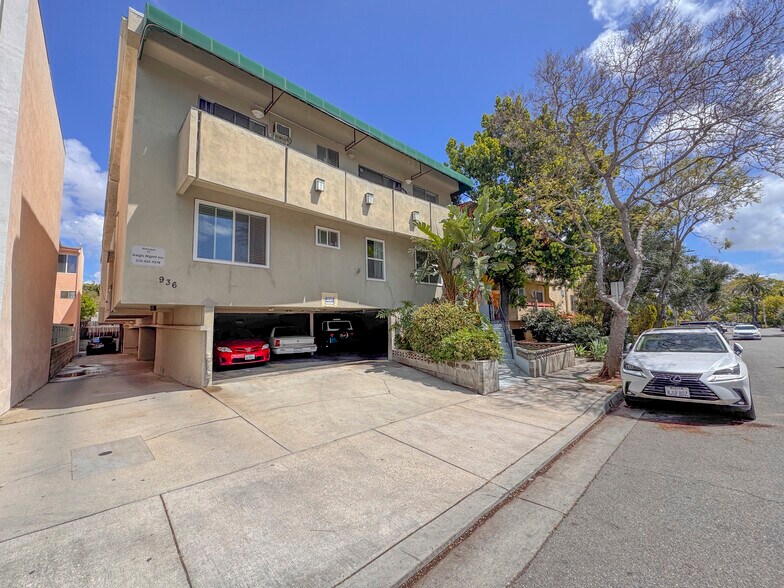 936 N Orange Grove Ave, West Hollywood, CA à vendre - Photo de l’immeuble – Image 3 sur 13