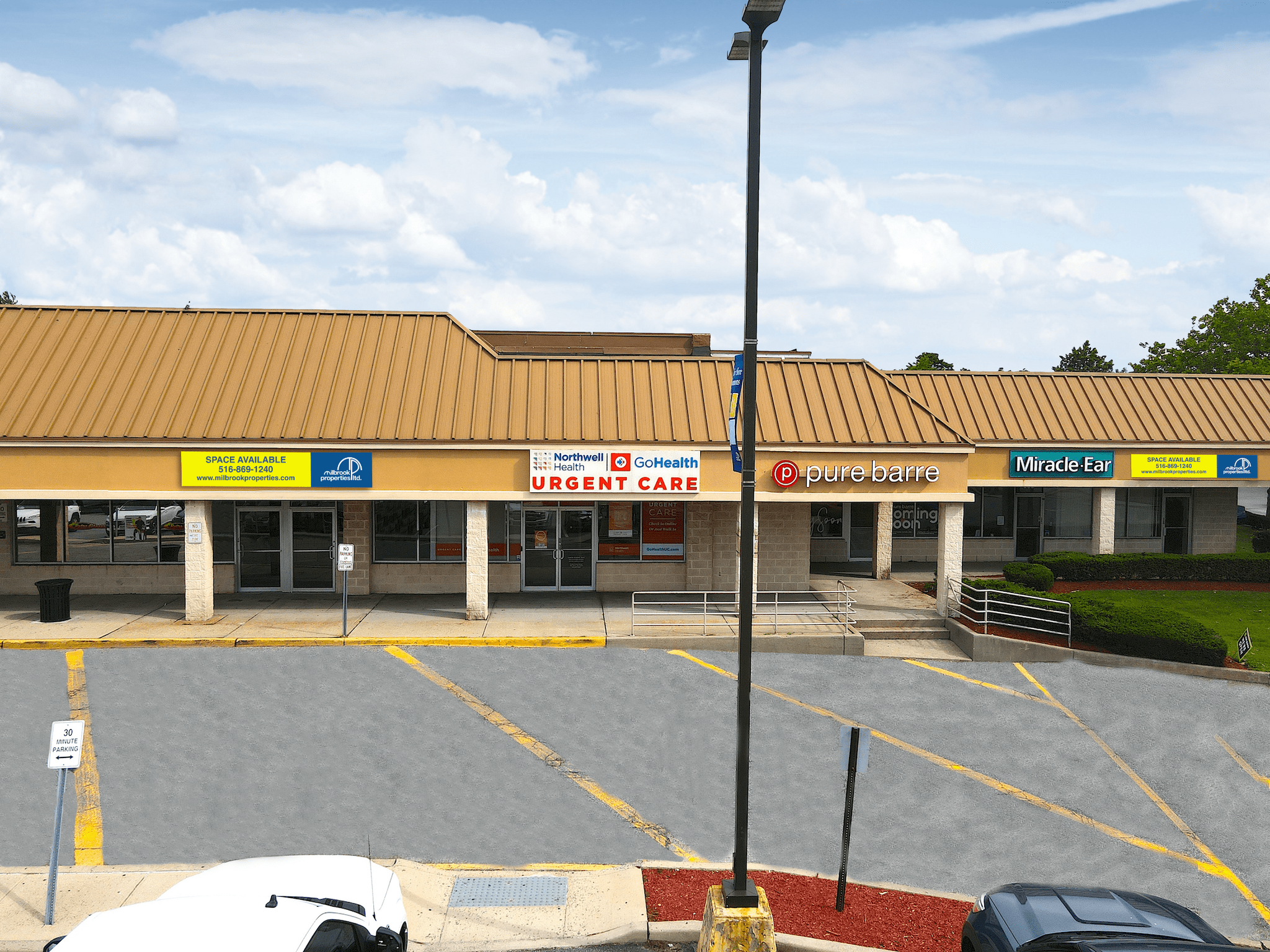 533-605 Montauk Hwy, Bay Shore, NY à louer Photo de l’immeuble– Image 1 sur 12