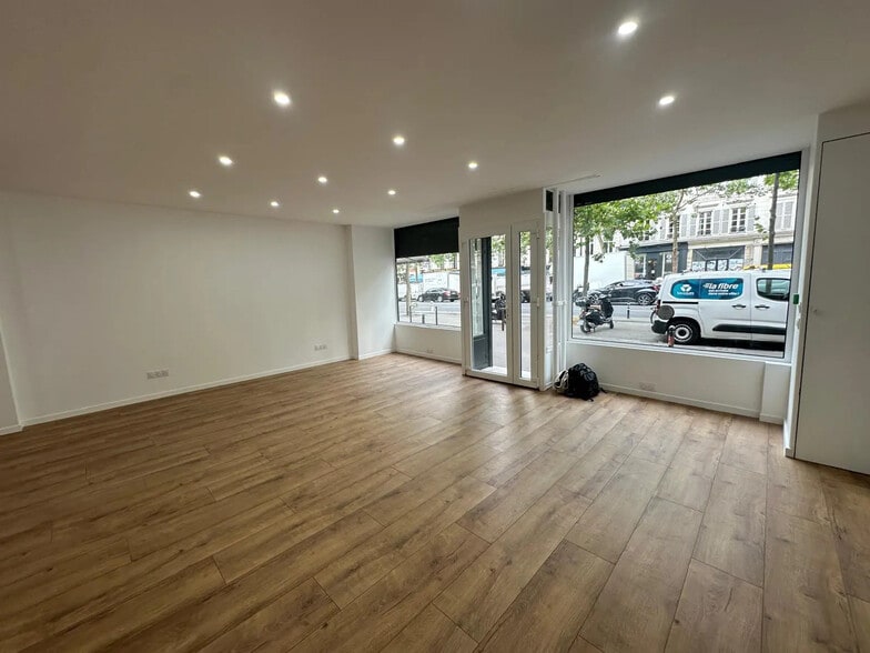 Local commercial dans Paris à louer - Photo de l’immeuble – Image 3 sur 10