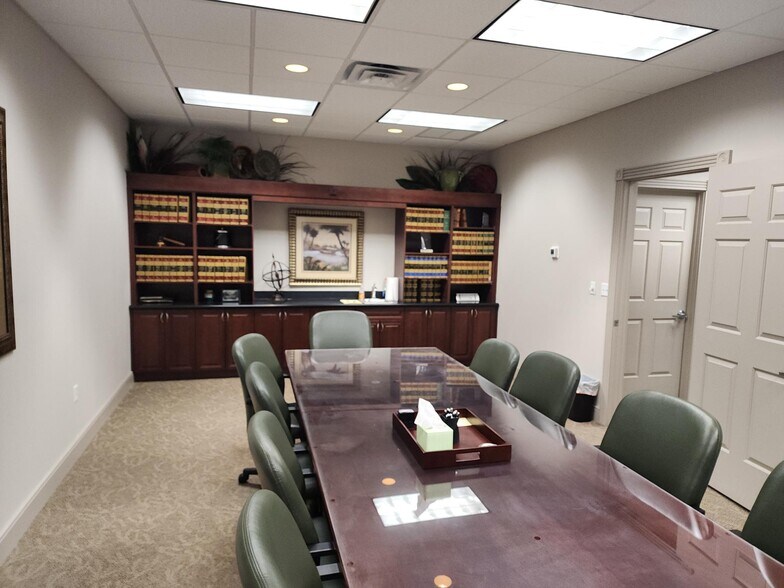 17801 Murdock Cir, Port Charlotte, FL à louer - Photo de l’immeuble – Image 3 sur 15