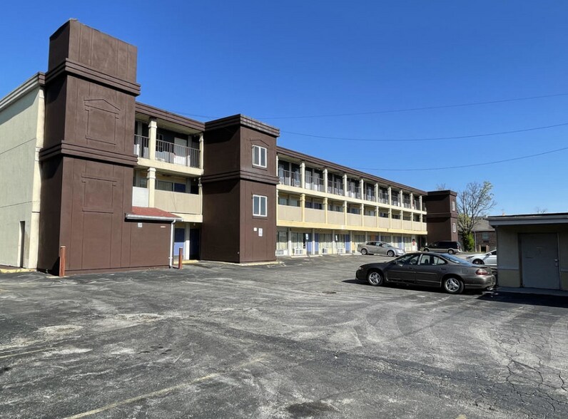 4545 Woodson Rd, Saint Louis, MO à vendre - Photo de l’immeuble – Image 3 sur 6