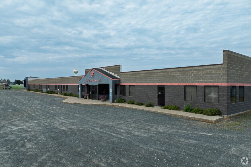 1185 S Knowles Ave, New Richmond, WI à vendre - Photo principale – Image 1 sur 30