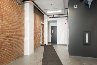 54B Rue Saint-Antoine O, Montréal, QC à louer Photo intérieure– Image 2 sur 4