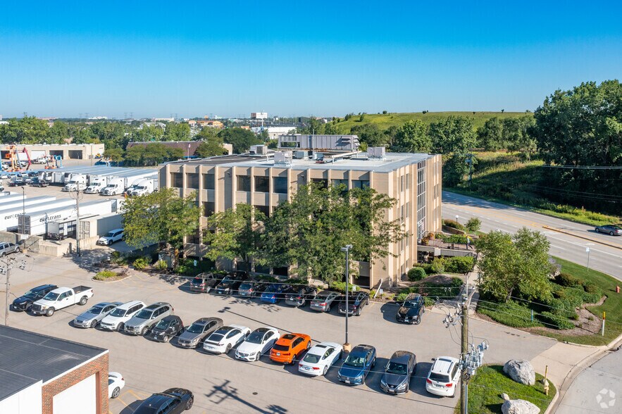 700 Nicholas Blvd, Elk Grove Village, IL à louer - Photo de l’immeuble – Image 3 sur 9