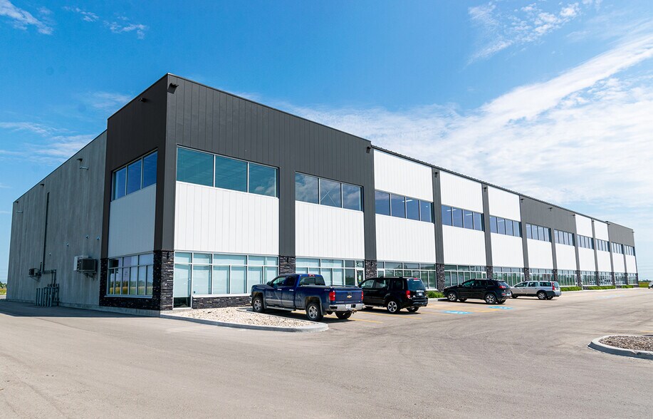 495 De Baets St, Winnipeg, MB à louer - Photo de l’immeuble – Image 2 sur 6