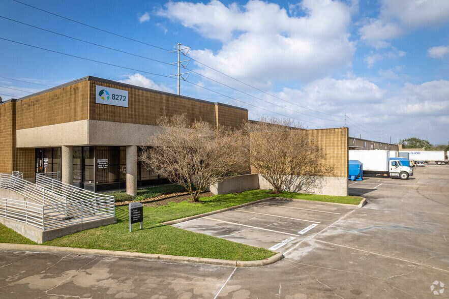 8272 El Rio St, Houston, TX à louer - Photo de l’immeuble – Image 3 sur 5