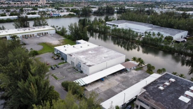 1550 NW 94th Ave, Doral, FL à louer - Photo de l’immeuble – Image 3 sur 4