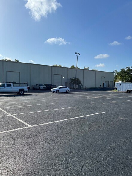 8915 Maislin Dr, Tampa, FL à louer - Photo de l’immeuble – Image 3 sur 13