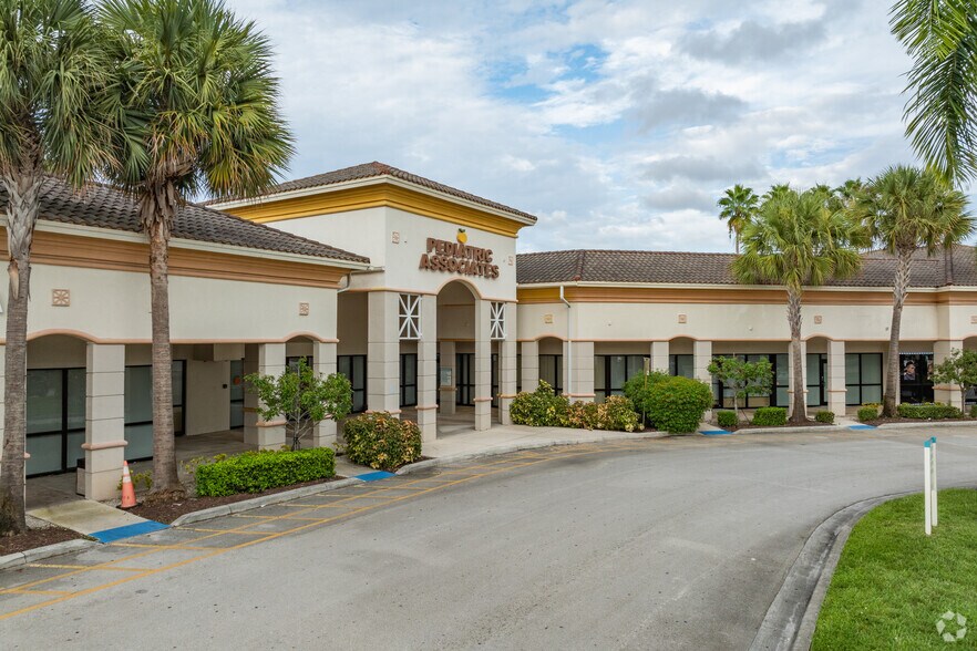 4570 Lyons Rd, Coconut Creek, FL à louer - Photo de l’immeuble – Image 2 sur 4