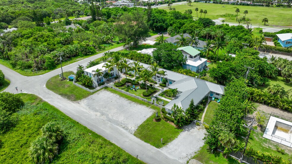 2502 Tamarind Dr, Hutchinson Island, FL à vendre - Photo de l’immeuble – Image 2 sur 201