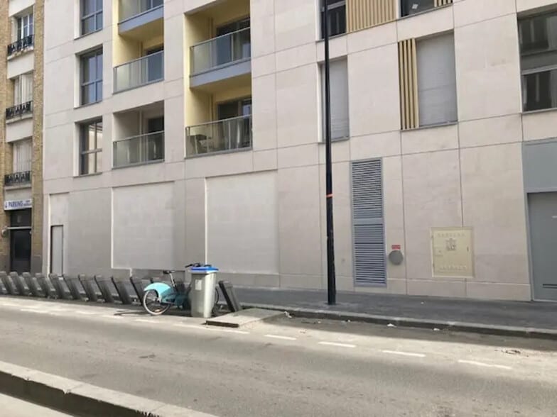 Local commercial dans Aubervilliers à louer - Photo de l’immeuble – Image 3 sur 9