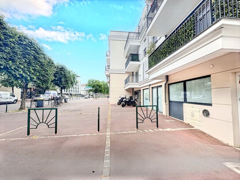Local commercial dans Rueil-Malmaison à louer - Photo de l’immeuble – Image 3 sur 5