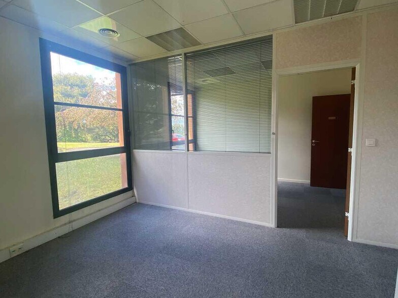 1330 Avenue Jean-René Guillibert Gautier De La Lauzière, Aix-en-Provence à louer - Photo de l’immeuble – Image 3 sur 11