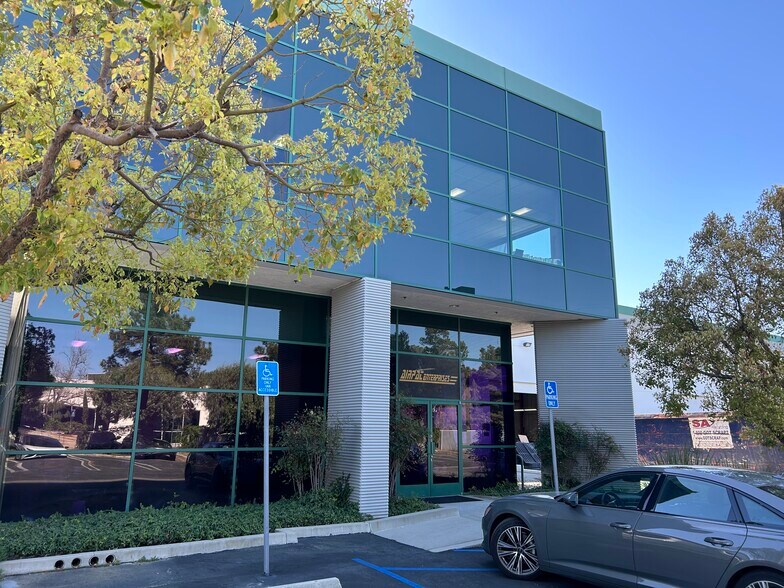 12611 Encinitas Ave, Sylmar, CA à louer - Photo de l’immeuble – Image 2 sur 4