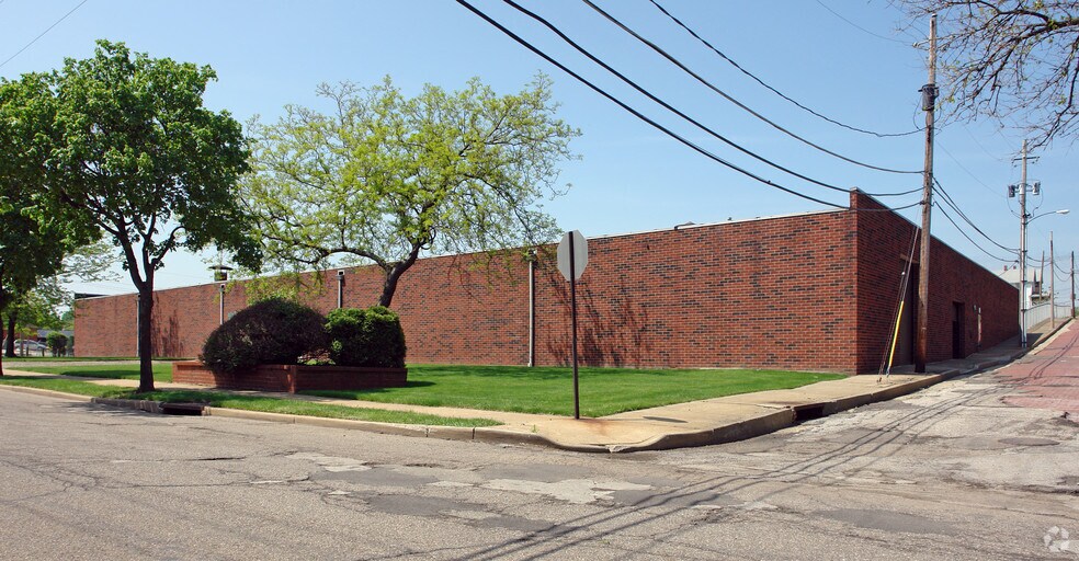 1210 Sweitzer Ave, Akron, OH à louer - Photo de l’immeuble – Image 2 sur 7