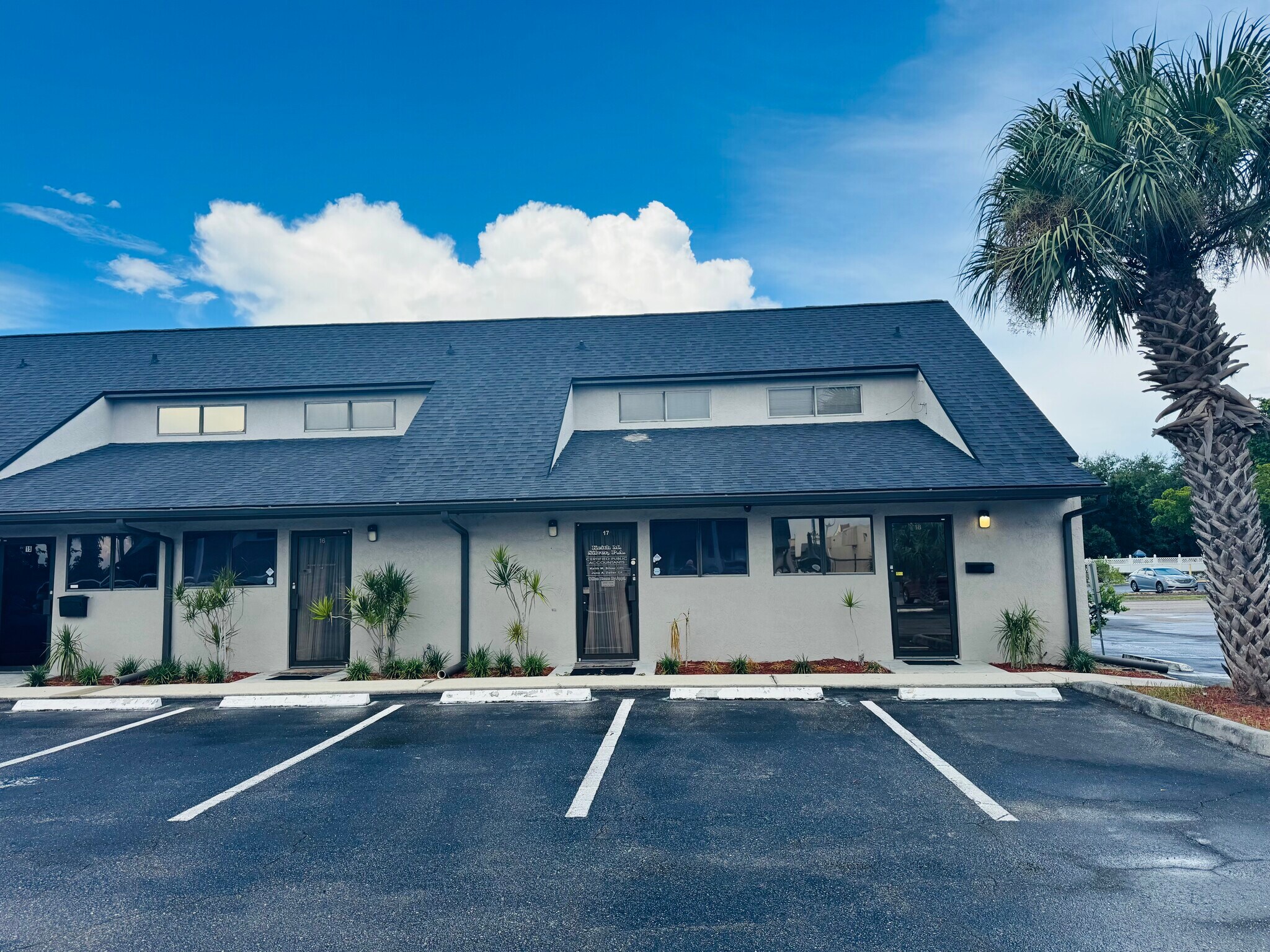 5235 Ramsey Way, Fort Myers, FL à vendre Photo de l’immeuble– Image 1 sur 24