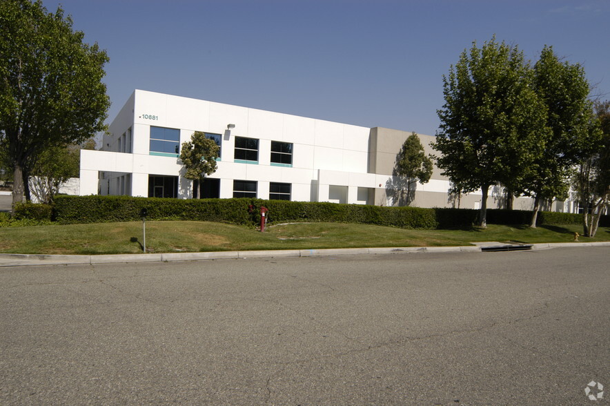 10681 Business Dr, Fontana, CA à louer - Photo de l’immeuble – Image 2 sur 4