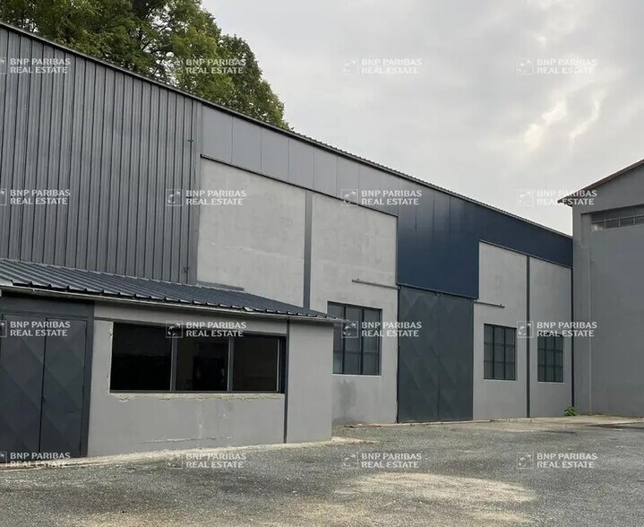 Local d'activités dans Tullins à vendre - Photo de l’immeuble – Image 3 sur 9