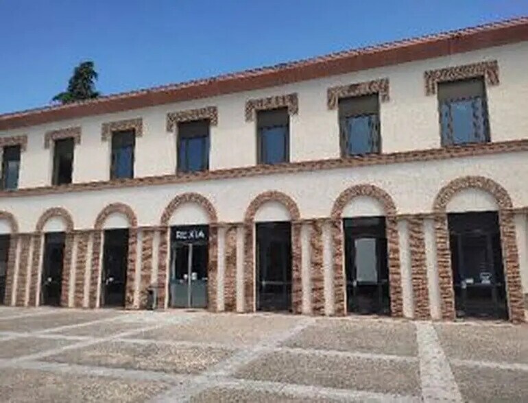 Bureau dans Vénissieux à louer - Photo de l’immeuble – Image 1 sur 1