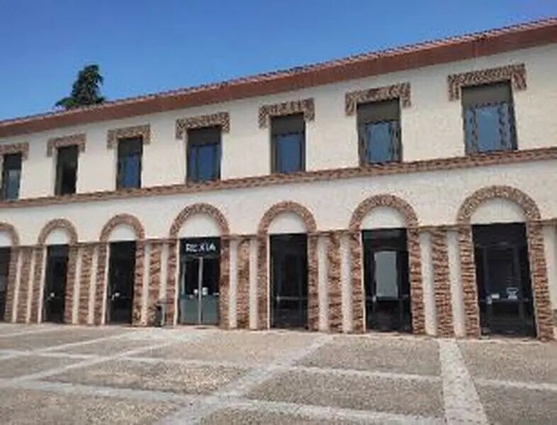 Bureau dans Vénissieux à louer Photo de l’immeuble– Image 1 sur 2