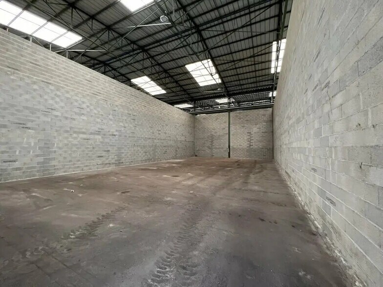 Local d'activités dans Beauvais à vendre - Photo de l’immeuble – Image 1 sur 2