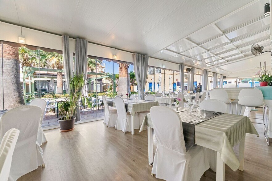 Lloc Puerto Deportivo, 4, Torrevieja, Alicante à louer - Photo de l’immeuble – Image 1 sur 30
