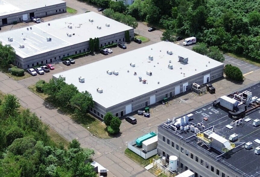 34 E Industrial Rd, Branford, CT à louer - Photo de l’immeuble – Image 3 sur 21
