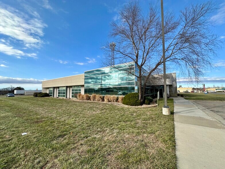2121 SW Chelsea Dr, Topeka, KS à louer - Photo de l’immeuble – Image 1 sur 3