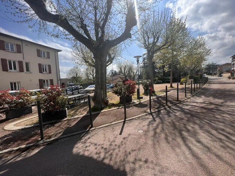 Local commercial dans Grézieu-la-Varenne à louer - Photo de l’immeuble – Image 1 sur 5