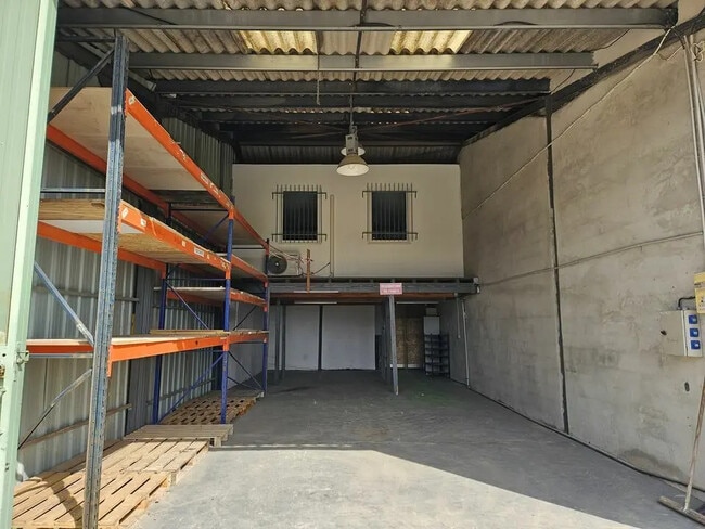 Plus de détails pour 3085 Chemin Du Grand Saint Jean, Aix-en-Provence - Industriel/Logistique à louer