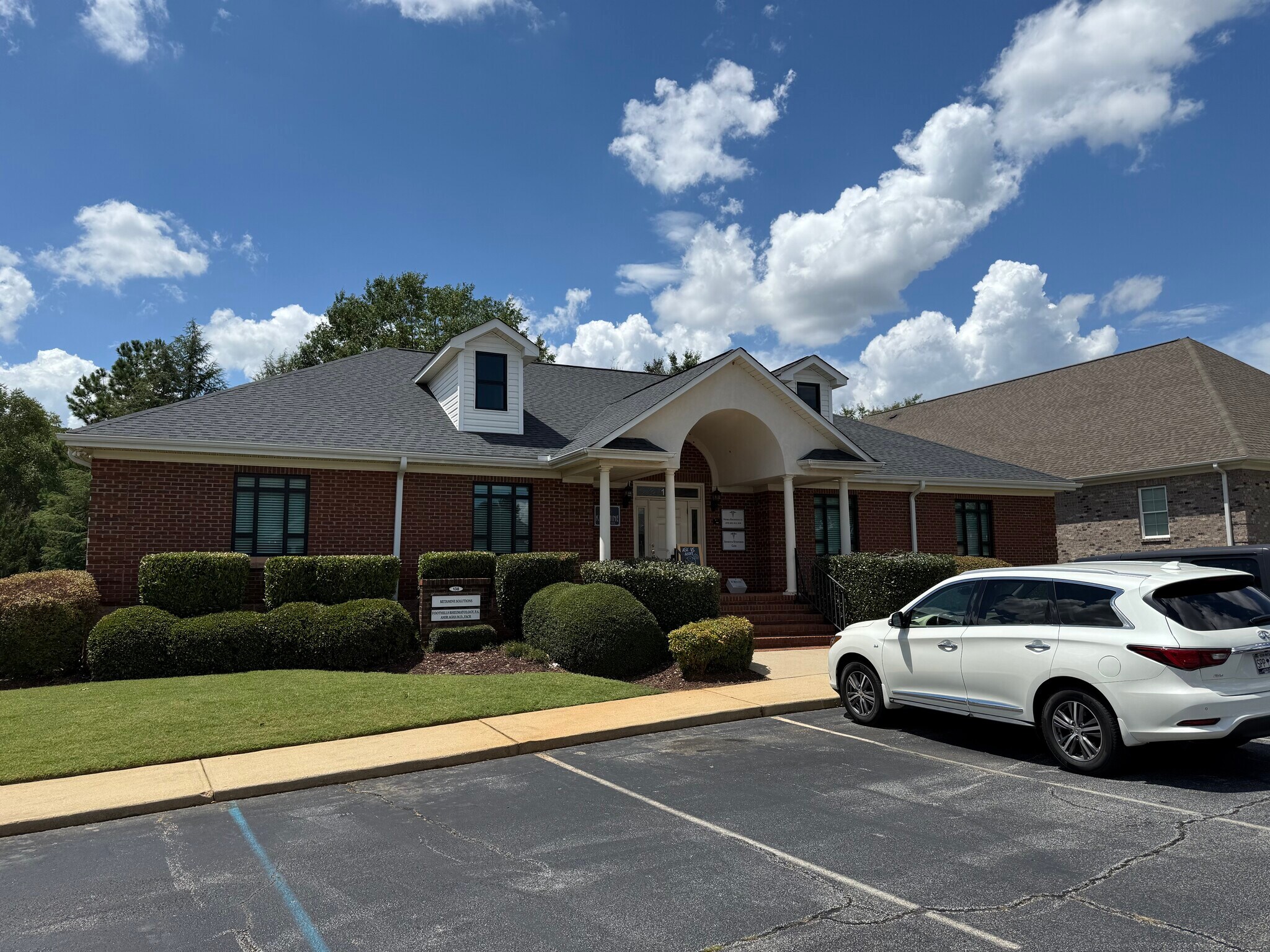 138 Milestone Way, Greenville, SC à louer Photo principale– Image 1 sur 3