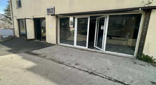 Plus de détails pour Local commercial à louer