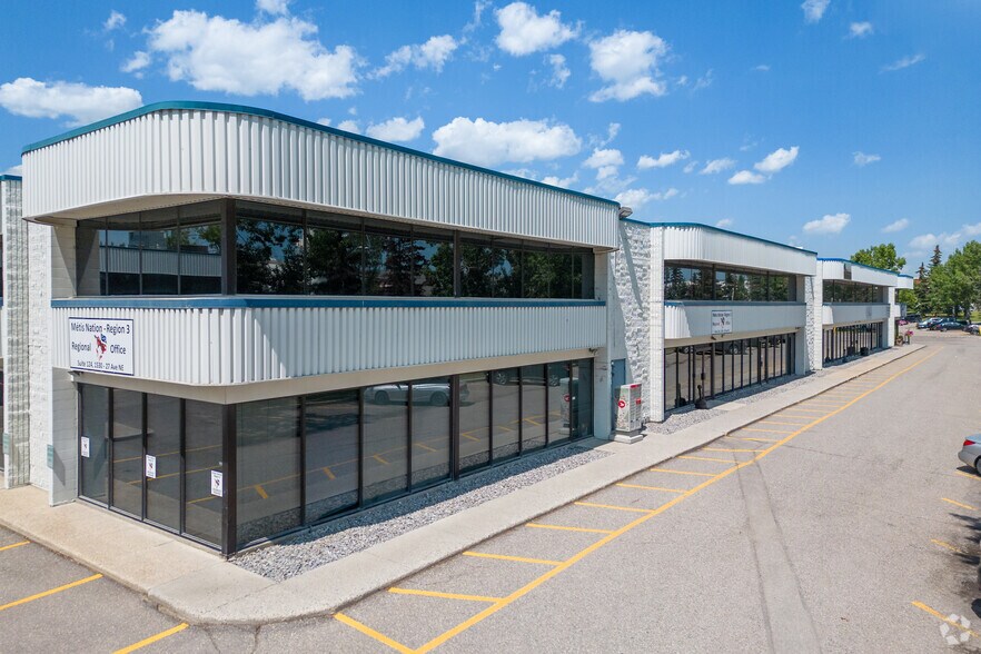 1530 27th Ave NE, Calgary, AB à louer - Photo de l’immeuble – Image 2 sur 14