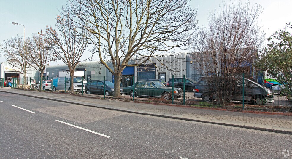 9-19 Summerstown, Londres à louer - Photo principale – Image 1 sur 13